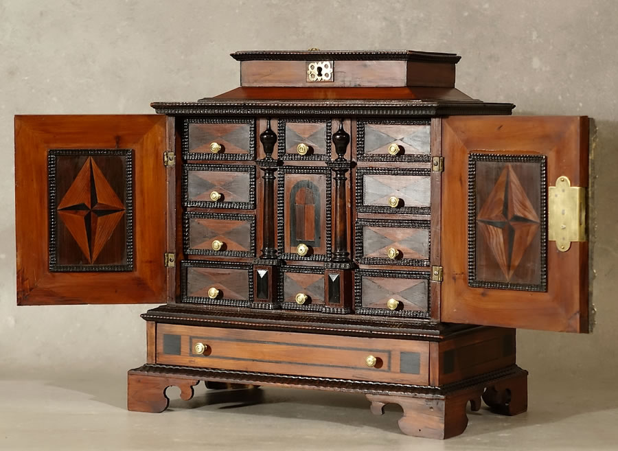 Petit cabinet en if massif Flandres Bohême 17e siècle